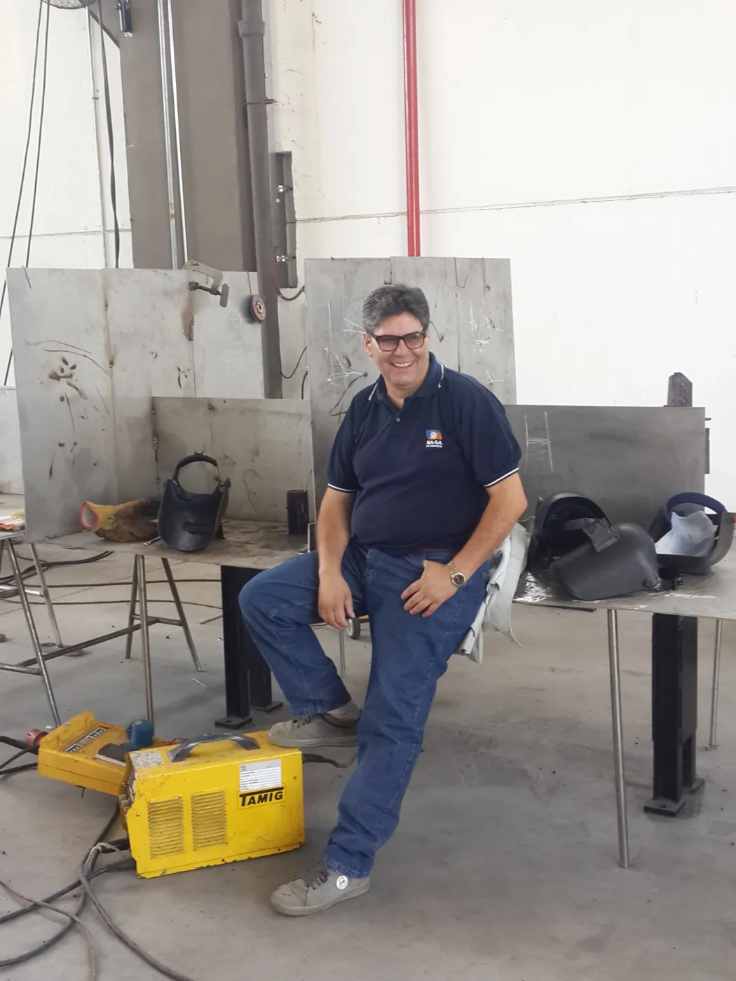 Norberto Volpi en el taller junto a su soldadora TAMIG